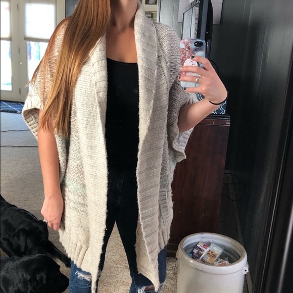 American Eagle Outfitters Sweaters - American Eagle Outfitters Short Sleeve Cardigan